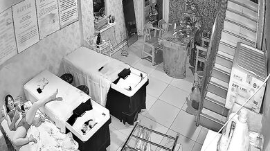 黑客 破解网络摄像头偷拍美容院老板娘今天没有接到客性欲无处释放 要靠视频裸聊自慰来泄欲